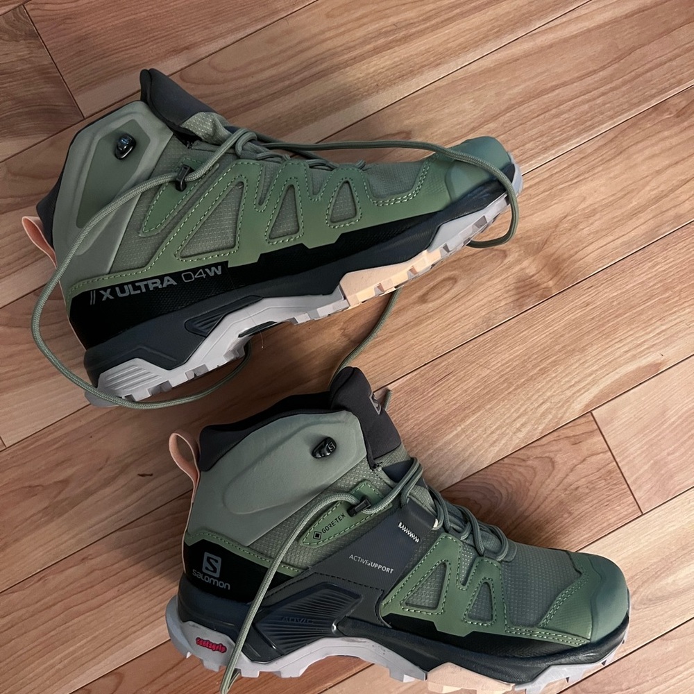 NWOT Salomon X Ultra 4 GORE-TEX Hiking Boots